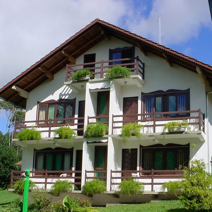 Fachada da Pousada das Araucárias, com sacadas de madeira e jardim